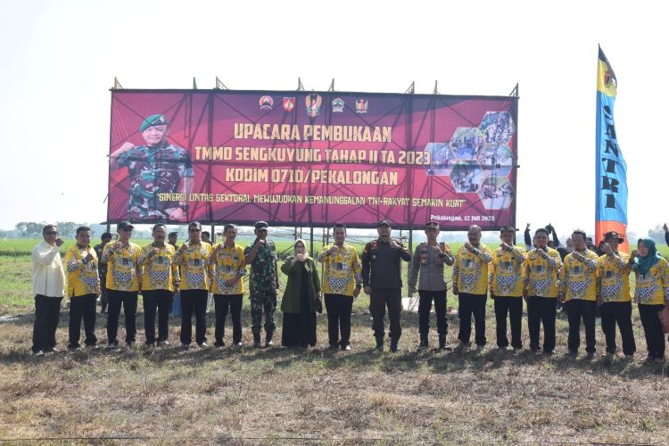 TMMD Sengkuyung II Bangun Jalan Tembus 2 Dukuh di Desa Sumublor Pekalongan