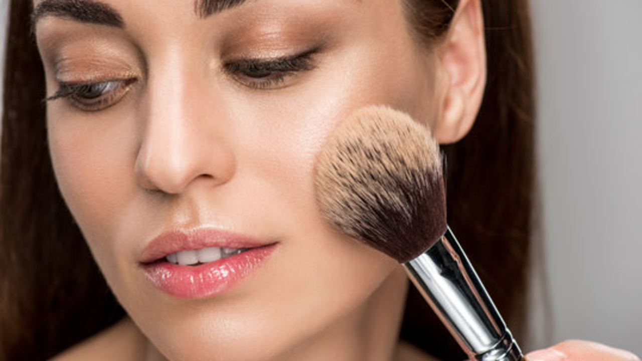 5 Rekomendasi Bedak Tabur yang Ringan dan Bikin Glowing, Awet Seharian!