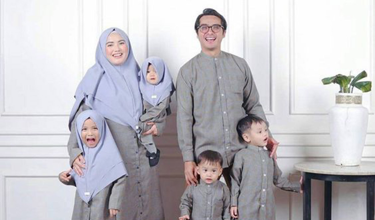Ikuti Tren Fashion Ramadhan 2024, Berikut Tips Memilih Sarimbit Lebaran untuk Keluarga ala Ria Miranda