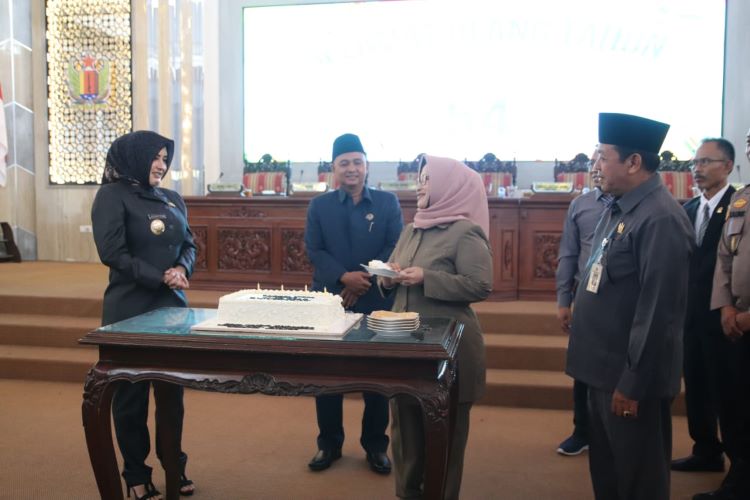 Ulang Tahun ke-54, Ketua DPRD Kabupaten Pekalongan Hindun Dapat Kejutan Usai Rapat Paripurna