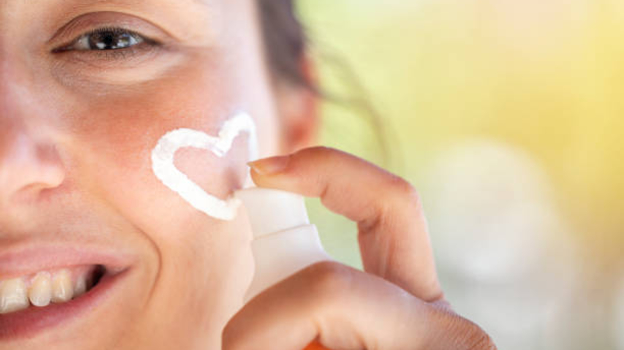 Bye Flek Hitam! Ini 4 Rekomendasi Sunscreen yang Mengandung Vitamin C Terbaik