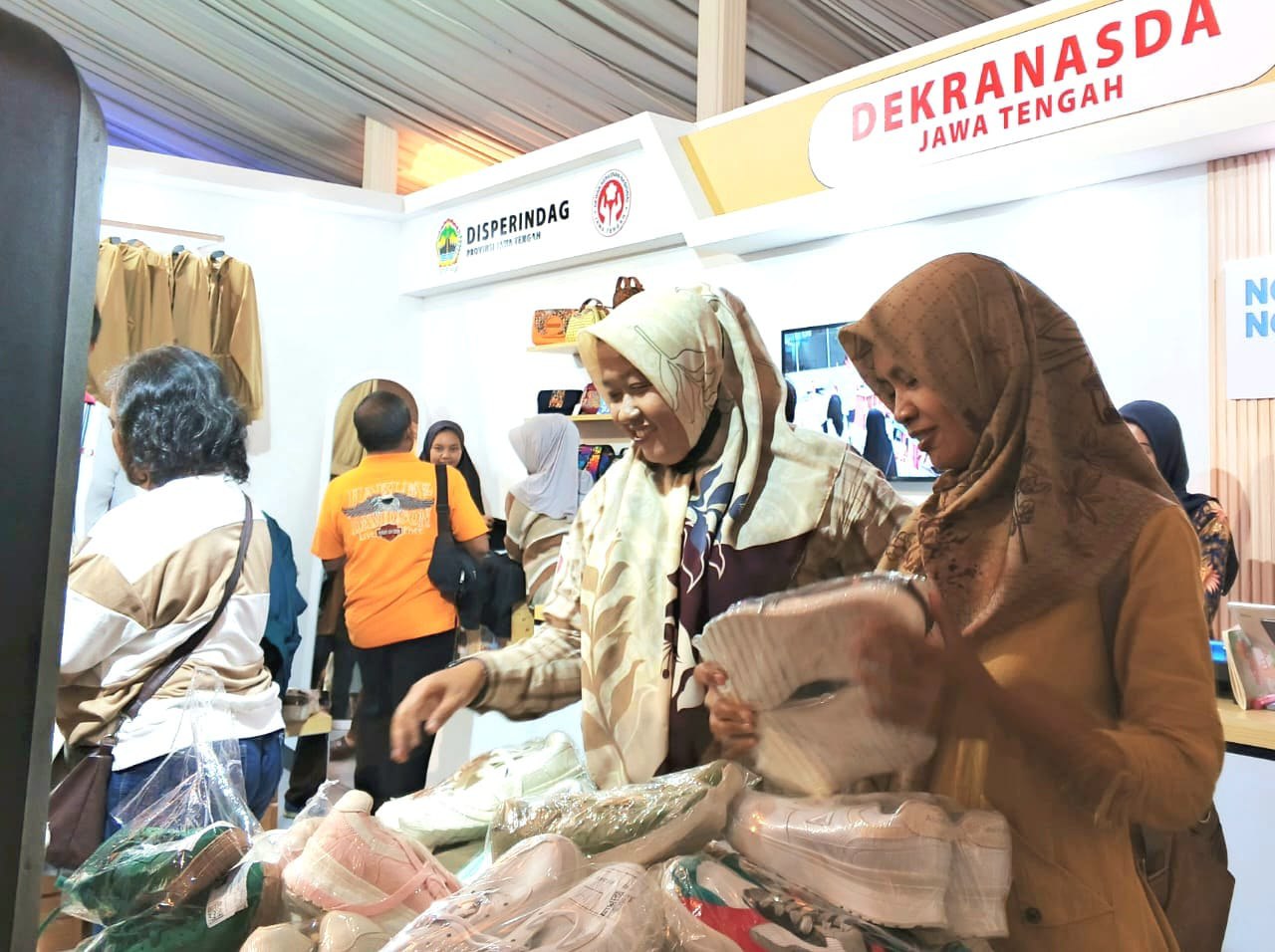 Pengunjung Jateng Fair 2025 Antusias Berburu Barang Murah dan Berkualitas