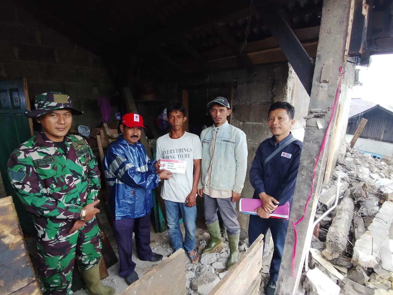 PMI Batang Serahkan Bantuan ke 3 KK Korban Longsor Gerlang Blado