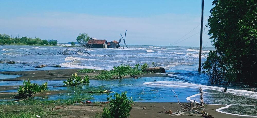 Gelombang Laut 4 Meter Hajar Dukuh Simonet di Pekalongan