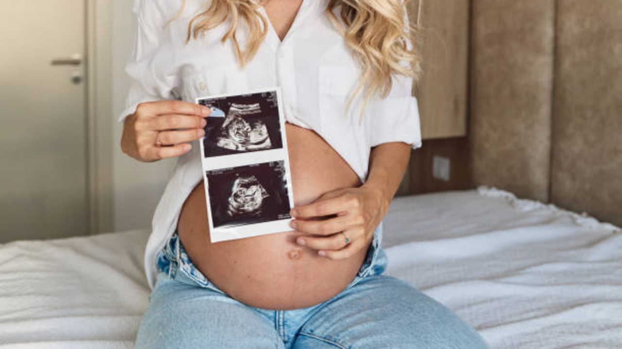 4 Arti Mimpi Hamil Anak Kembar, Benarkah Tanda Keberuntungan Datang?