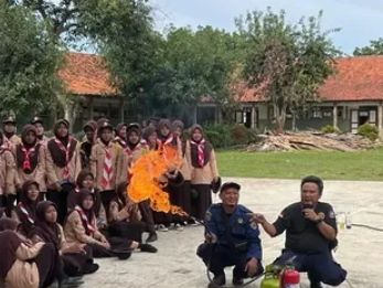 Pramuka MAN Pekalongan Gelar Pelatihan Kebakaran Bareng Damkar