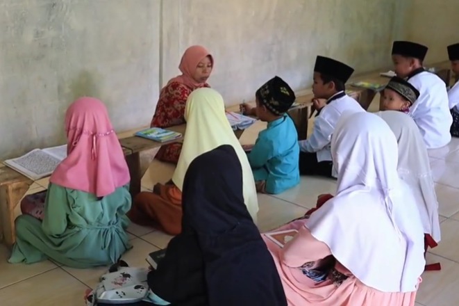 Sisihkan Gajinya, Bripka Hamam Bantu Guru Ngaji Hingga Tunanetra, Lansia dan Anak Yatim