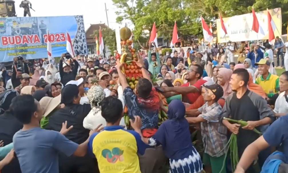 Kirab Budaya HUT Kabupaten Batang, Ribuan Warga Rebutan Udik-udik dan Gunungan Hasil Bumi