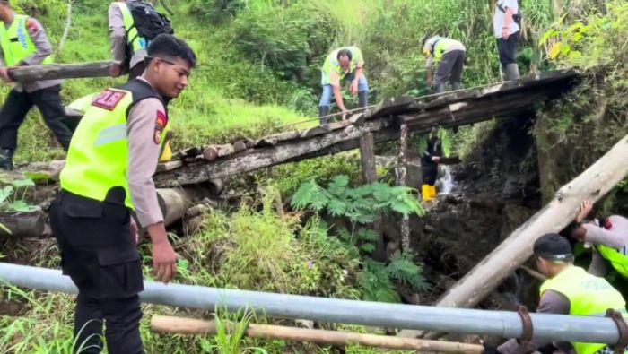 Jembatan Trajumas Rusak Parah, Polres Pekalongan Terjunkan Personelnya Untuk Memperbaiki