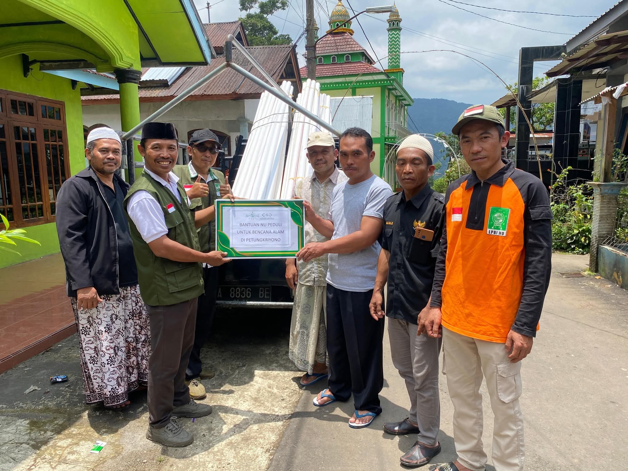 NU Peduli Kabupaten Pekalongan Salurkan Instalasi Air Bersih untuk Korban Puting Beliung di Petungkriyono
