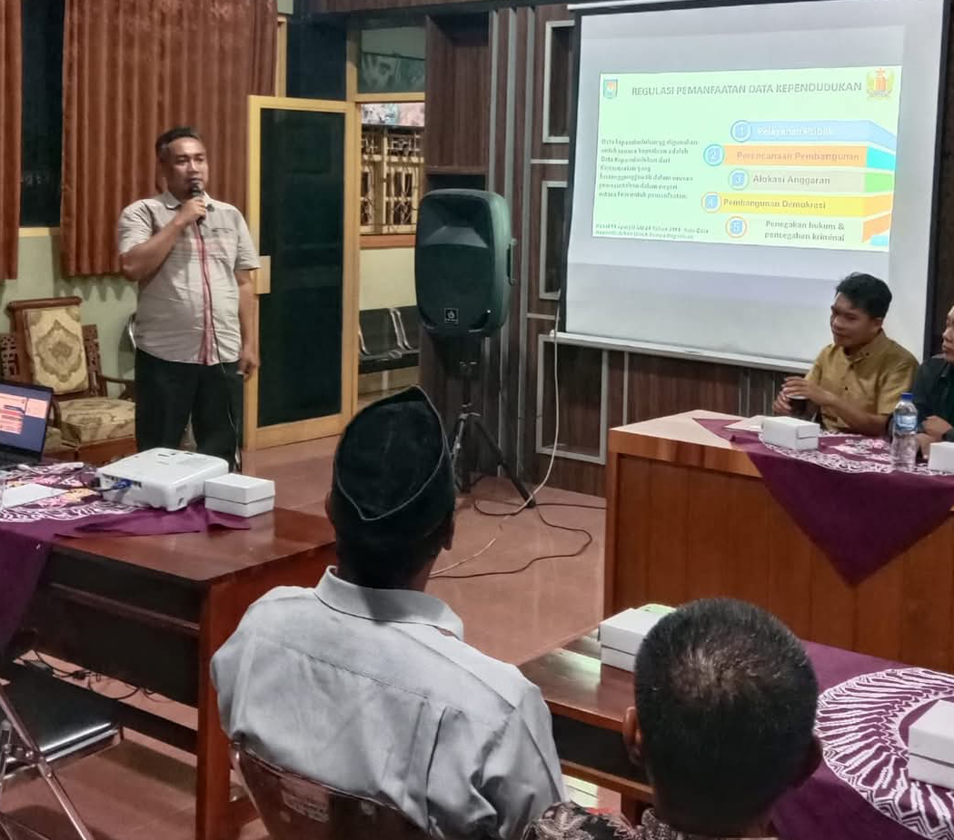 Disdukcapil Kabupaten Pekalongan Berikan Materi Bimtek Validasi Data Kependudukan di Desa Karangrejo Kesesi