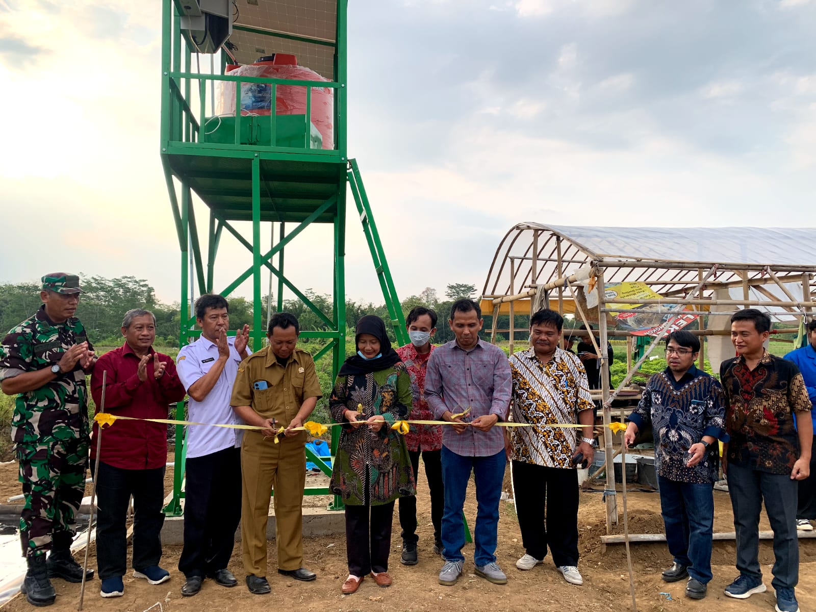 Berikan Penyuluhan Kerja Alat Irigasi Otomatis Berbasis Tenaga Surya Pada 45 Petani di Desa Wonopringgo