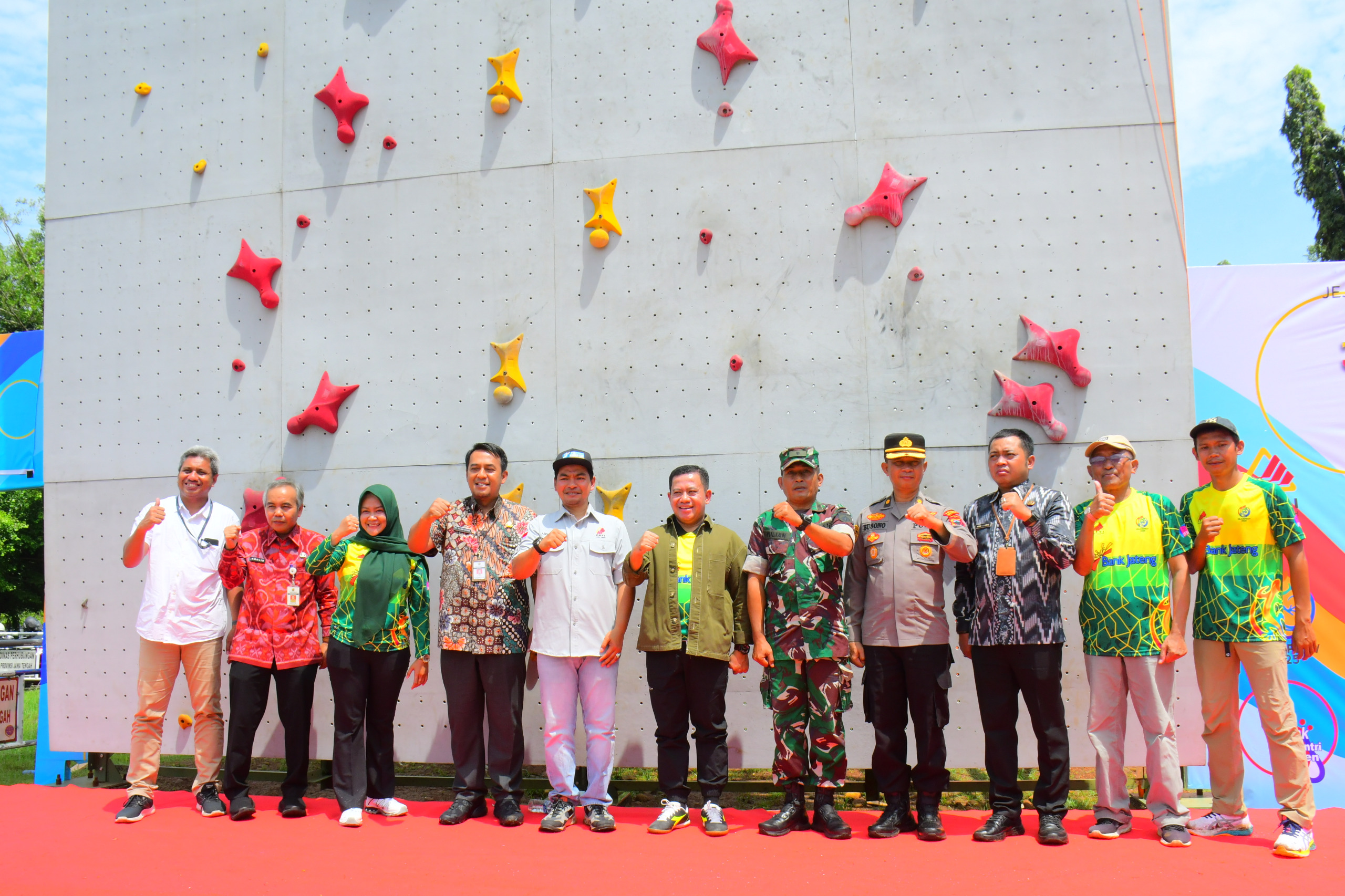 Wakil Bupati Pekalongan Sukirman Resmi Membuka Kejurprov Panjat Tebing Seri IV di Alun-alun Kajen