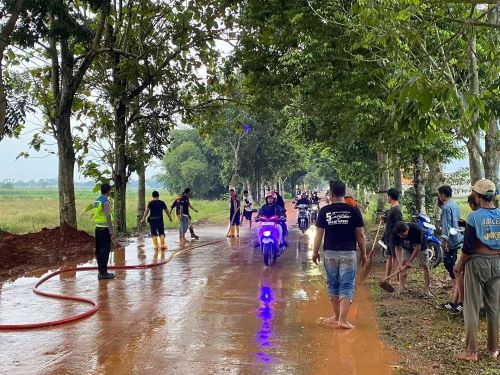 Membahayakan! Tanah Urug Tercecer di Jalan Raya Kajen - Kesesi, Ini Langkah Kepolisian, Warga dan Damkar