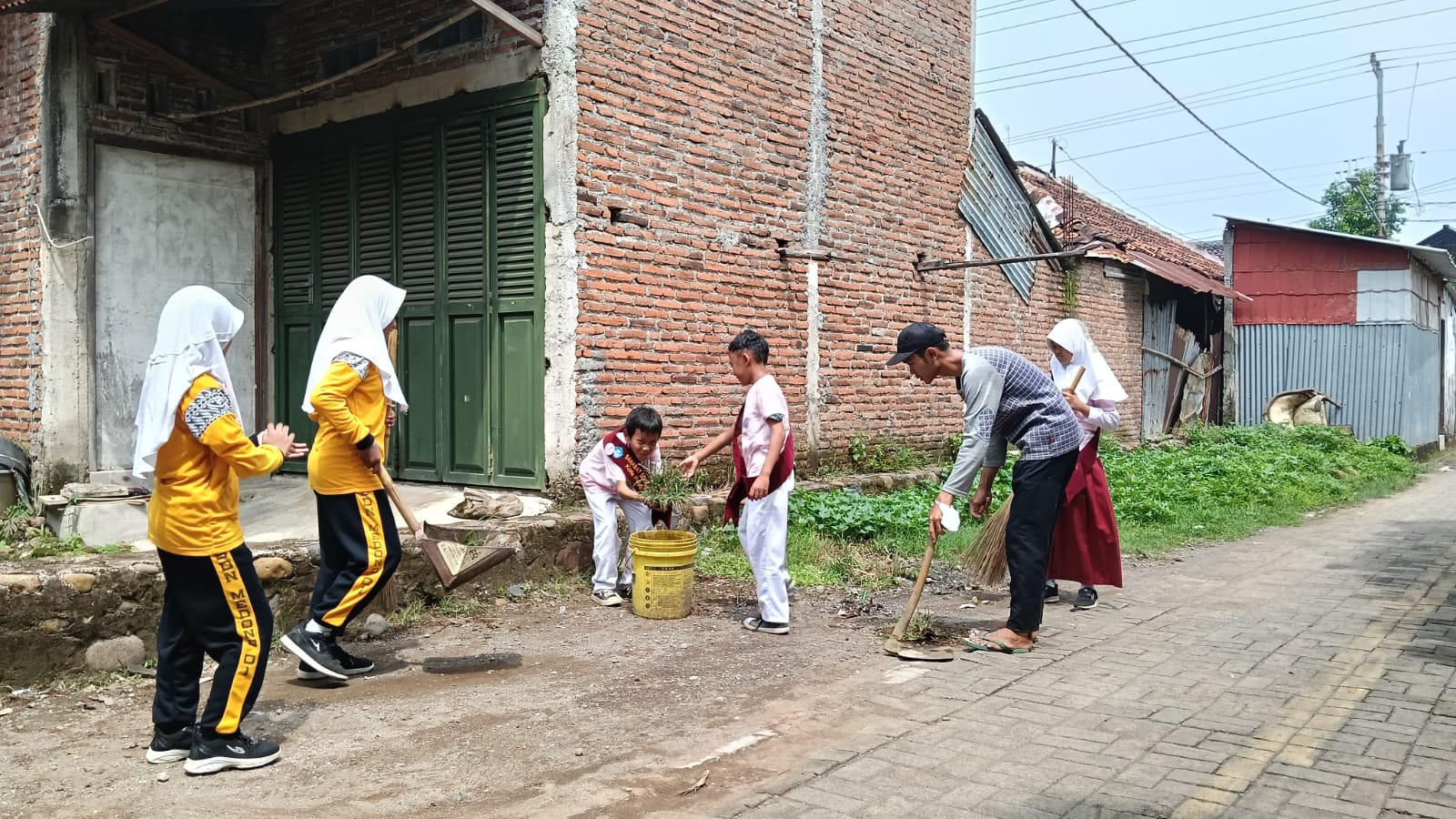 Sahabat Sekolah Dasar dan Warga Kompak Gelar Kerja Bakti: Edukasi Karakter Lewat Aksi Nyata