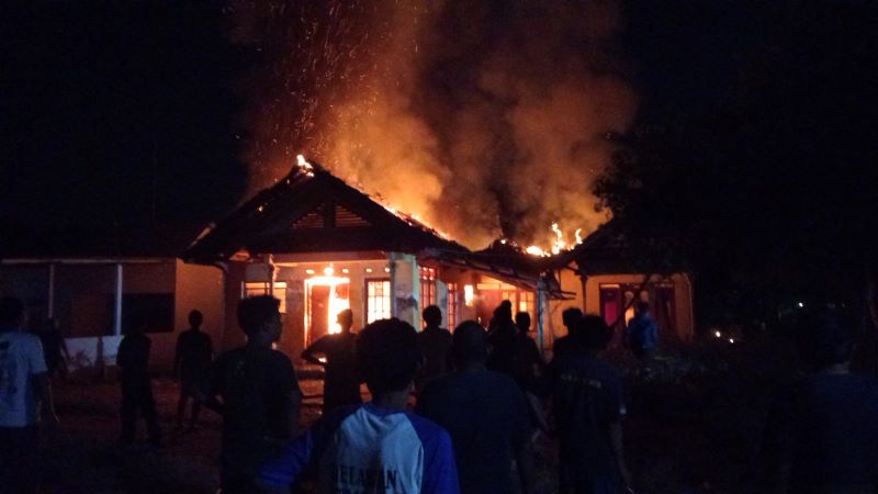 Terdengar Ledakan, Rumah Kosong di Gandarum Terbakar