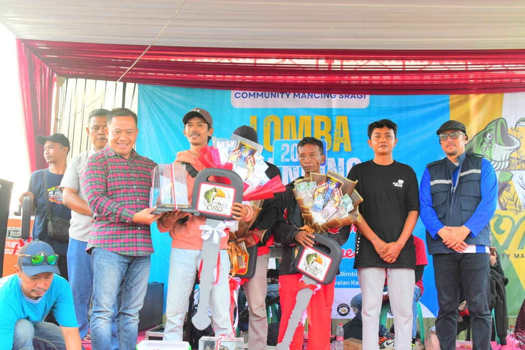 Wakil Bupati Pekalongan Sukirman Serahkan Doorprize Utama di Lomba Mancing Kali Spait