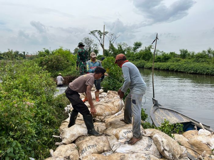 Aparat Gabungan Buat Tanggul Darurat, Tangani Tanggul Sungai Silempeng Yang Jebol