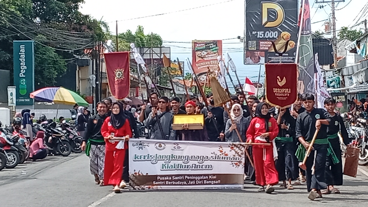 Lesbumi Kabupaten Pekalongan Meriahkan Karnaval Budaya Hari Santri 2025
