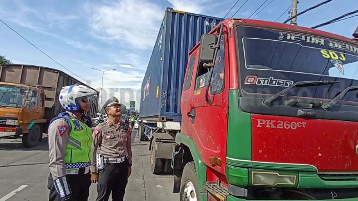 Picu Kecelakaan, Truk Parkir di Bahu Jalan Bakal Ditindak