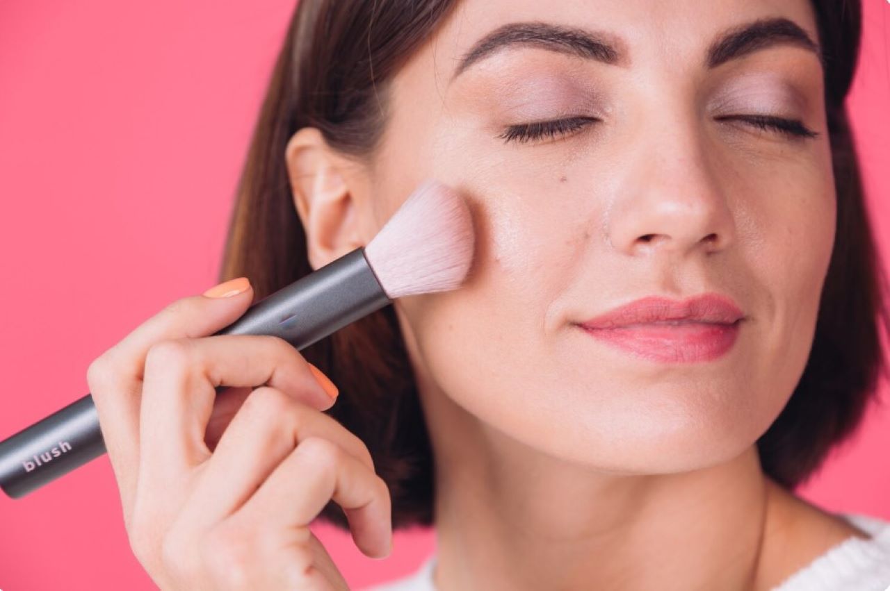 5 Bedak Tabur Non Comedogenic yang Bikin Wajah Bebas Kilap Seharian 