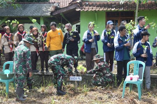Kodim 0710 Pekalongan Lakukan Penghijauan di Desa Kutosari Kabupaten Pekalongan