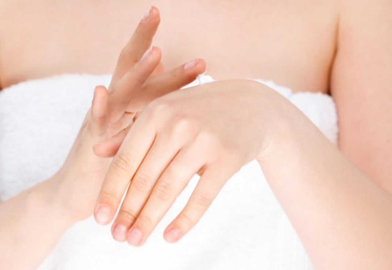 3 Cara Mudah Memutihkan Kulit Tangan Secara Alami, Cuma Butuh 1 Bahan Dapur