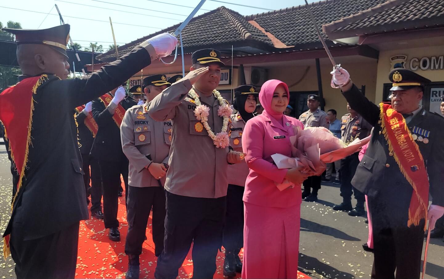 Tradisi Pedang Pora Sambut Kedatangan Kapolres Pekalongan Kota yang Baru AKBP Doni Prakoso Widamanto