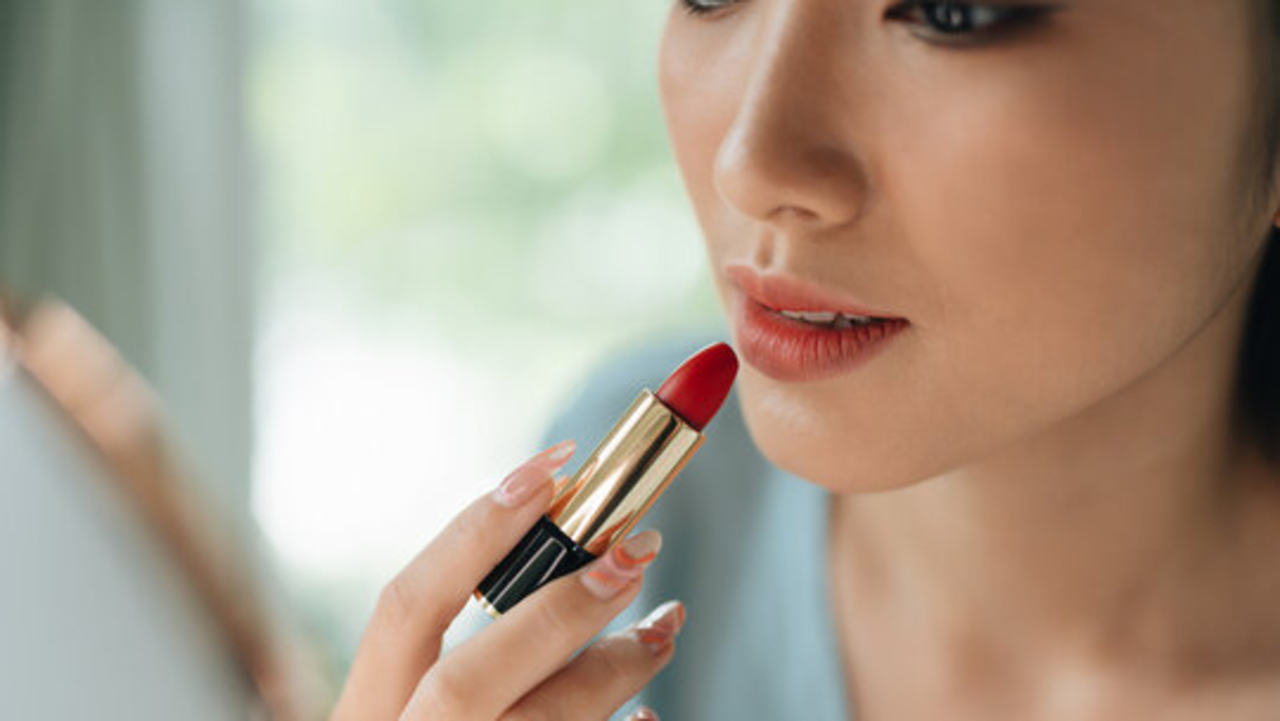5 Rekomendasi Lipstik untuk Ibu-Ibu yang Membuat Wajah Terlihat Muda
