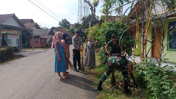 Kecamatan Talun Endemis DBD, TNI-Polri Bersama Warga Kerja Bakti Galakkan Pemberantasan Sarang Nyamuk