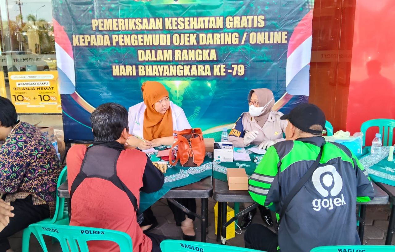 Sambut HUT Bhayangkara, Polres Pekalongan Gelar Pemeriksaan Kesehatan Gratis untuk Ojol!