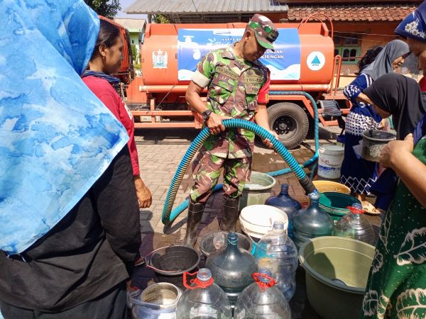 Babinsa Ikut Kawal Penyaluran Air Bersih dari BPBD Kabupaten Pekalongan