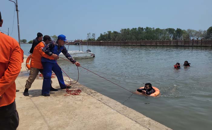 Puluhan Anggota Relawan SAR Berlatih Dasar Pertolongan Korban di Air