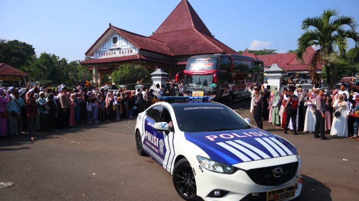 Ratusan Polisi Amankan Pemberangkatan Jamaah Calon Haji Kabupaten Pekalongan