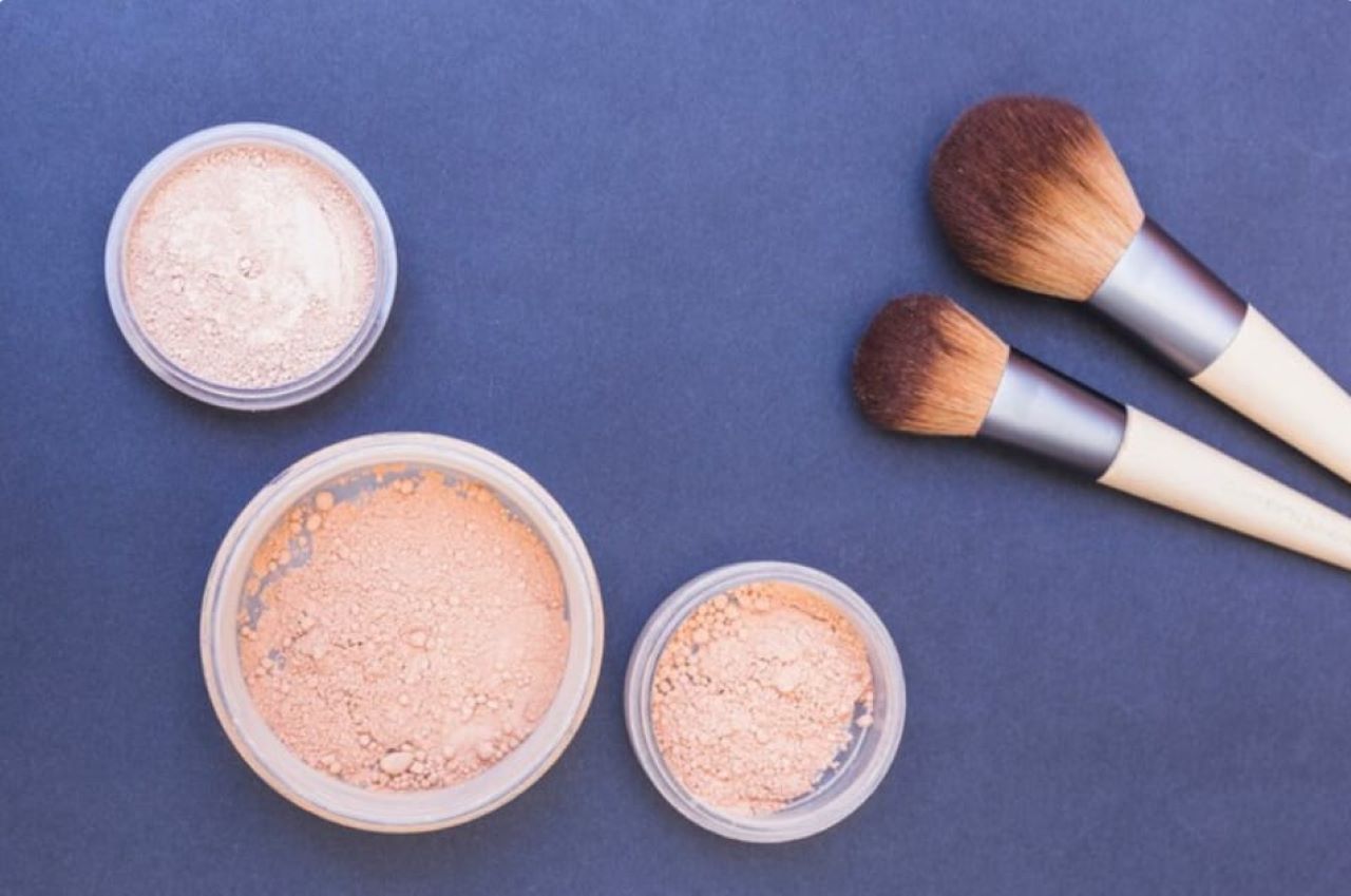 3 Rekomendasi Bedak Tabur untuk Mengunci Make Up Agar Halus dan Bebas Kilap