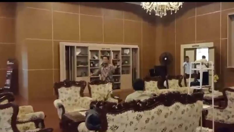 KPK Geledah Kantor Bupati Pekalongan, Ruang Bupati hingga UKPBJ Disegel