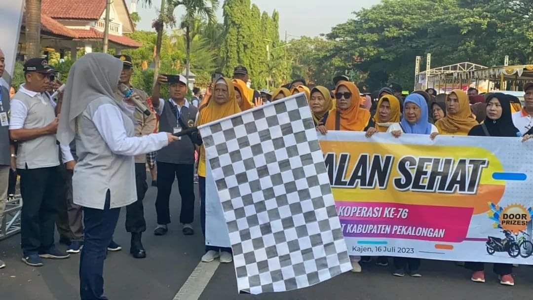 Bupati Pekalongan Fadia Arafiq Lepas Peserta Jalan Sehat Puncak HUT Koperasi ke 76