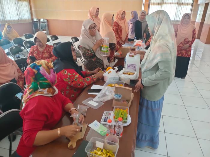 Manfaatkan Limbah Organik, DWP Kabupaten Pekalongan Gelar Pelatihan Pembuatan Eco-Enzyme