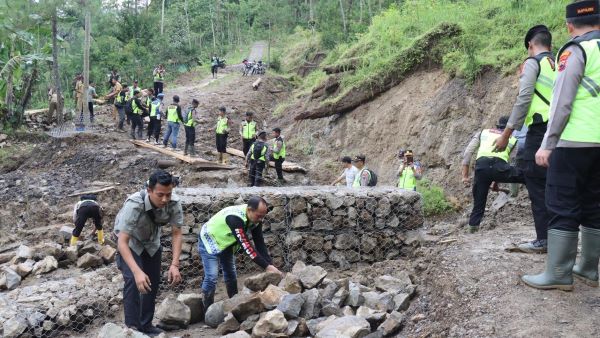 Polres Pekalongan Kebut Perbaikan Jembatan Trajumas