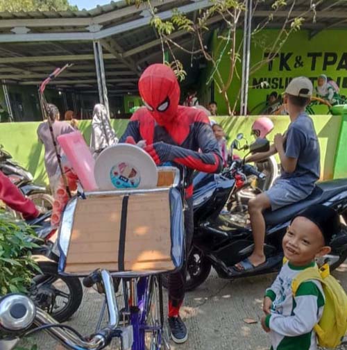 Untuk Menarik Perhatian, Penjual Berpakaian Spiderman 