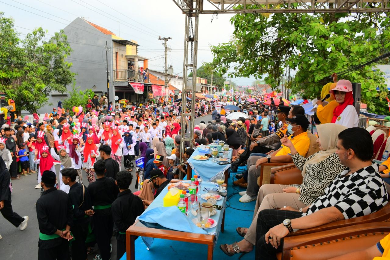 Bupati Pekalongan Fadia Arafiq Semarakkan Karnaval di 2 Kecamatan