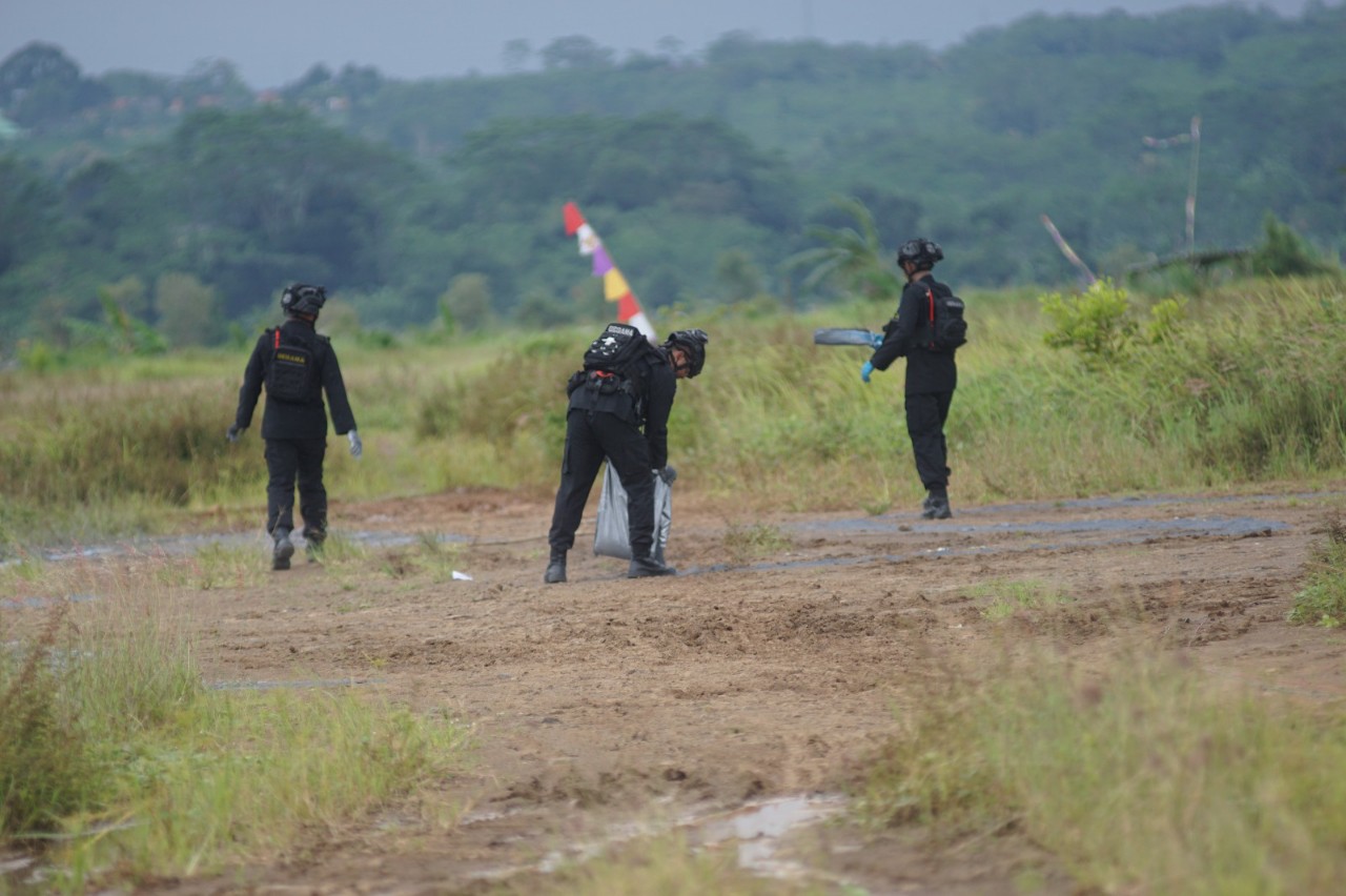 Tim Jibom Polda Jateng Musnahkan Puluhan Kilogram Bubuk Mercon di Batang
