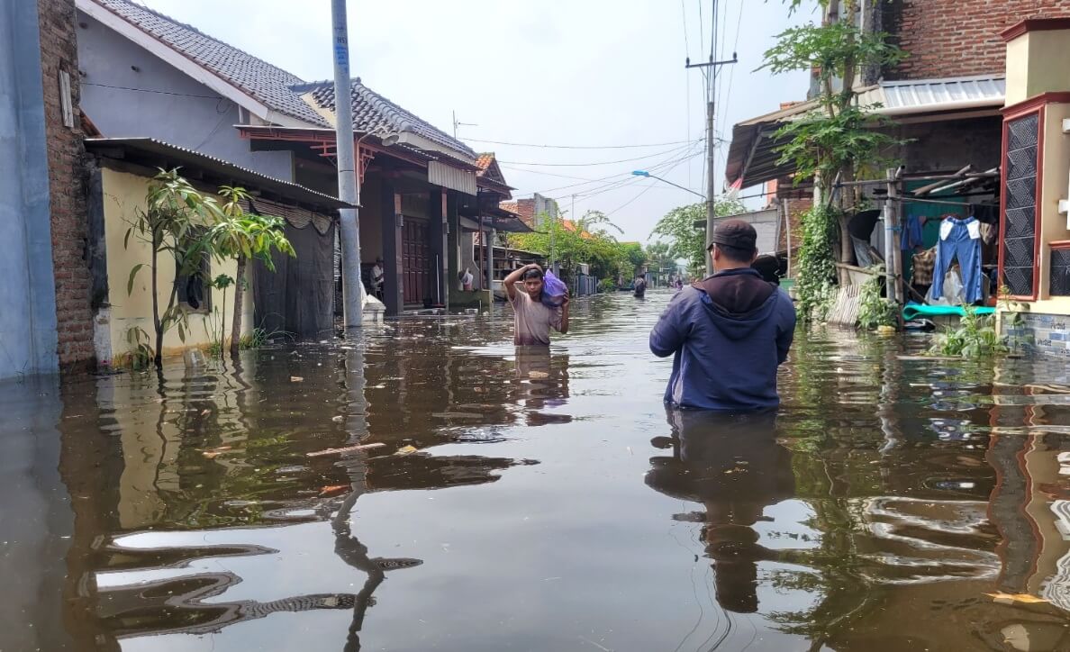 Imbas Tanggul Jebol, Ribuan Rumah Terendam Banjir, Ratusan Warga Pasirkratonkramat Mengungsi