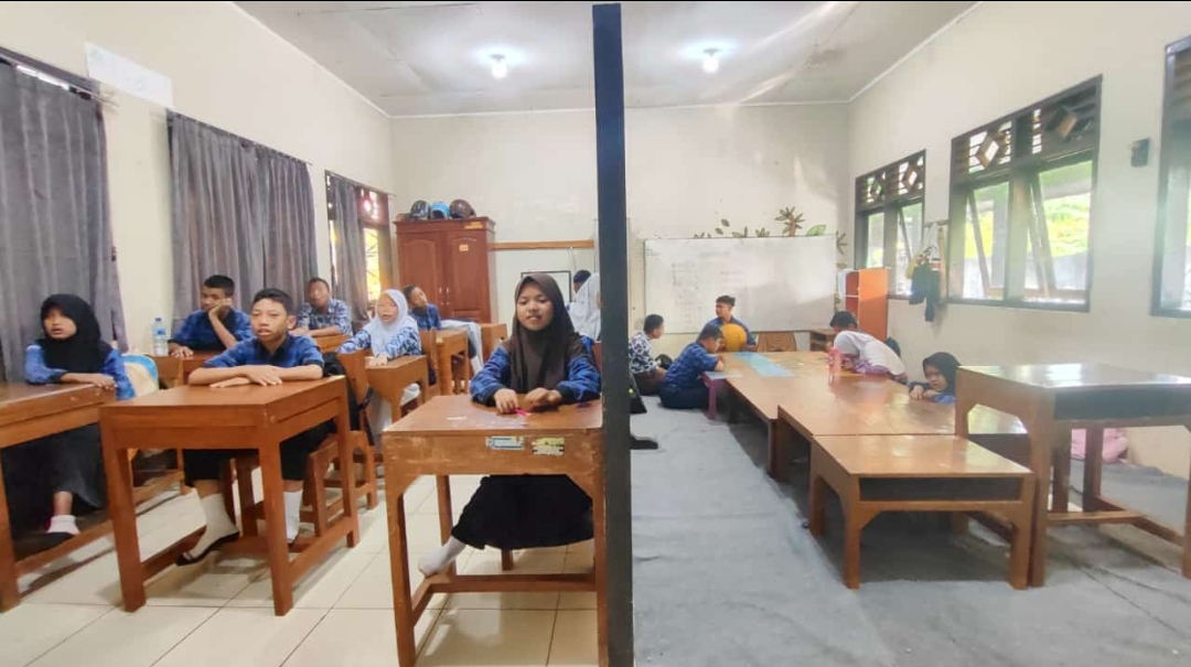 Kekurangan Ruang Kelas, SLB Negeri Batang Terpaksa Sekat Ruangan Jadi Dua Kelas