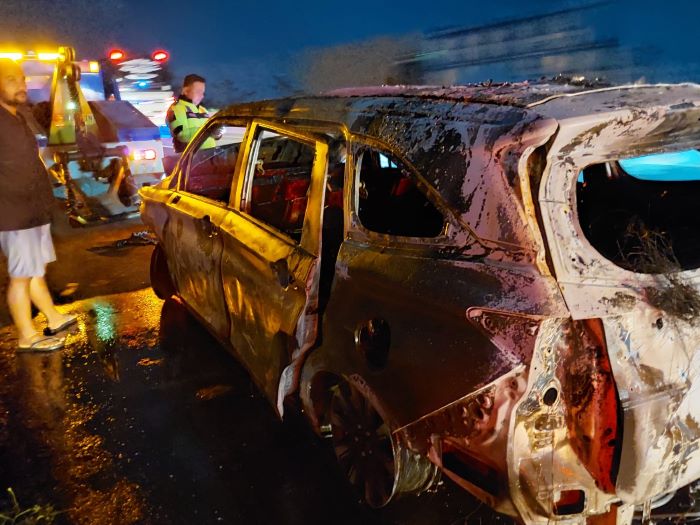 Kecelakaan di Jalan Tol Pekalongan, Mobil Avanza Hangus Terbakar