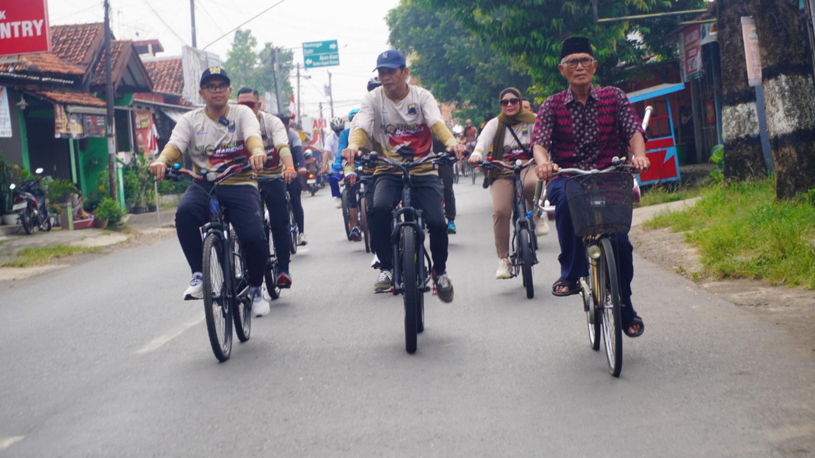 Ngontel Bersama, Bupati dan Wakil Bupati Batang Ajak Warga Gaungkan Gaya Hidup Sehat dan Wisata Lokal