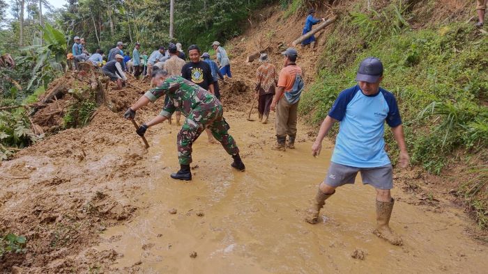 Bersihkan Longsor di Kandangserang, TNI-Polri dan Warga Kerja Bakti Buka Akses Jalan 2 Desa Yang Terisolir