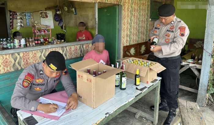 Samapta Polres Pekalongan Razia Miras di Sragi, 136 Botol Miras Diamankan