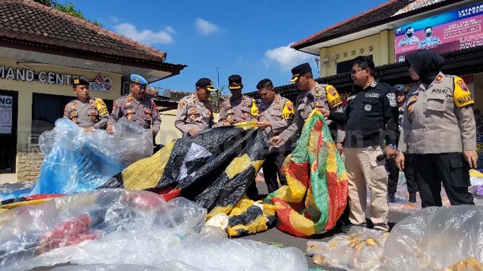 Ratusan Balon Udara dan Petasan Jumbo Disita