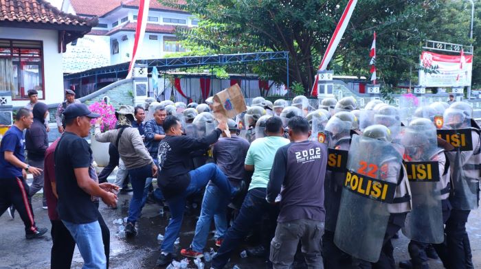 Demo di DPRD Kabupaten Pekalongan Ricuh, Massa Bentrok dengan Aparat